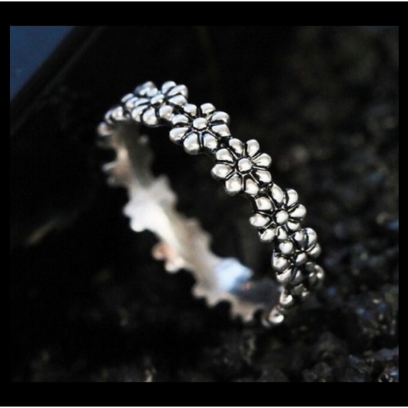 Jewelry - STERLING SILVER DAISY RING